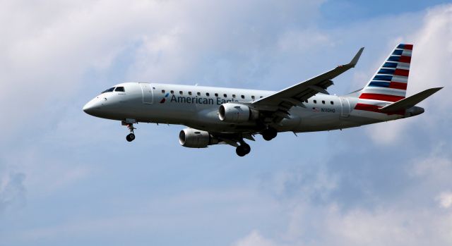 Embraer ERJ 175 (N110HQ) - On final is this 2007 American Airlines Eagle Embraer ERJ-175LR in the Summer of 2020.