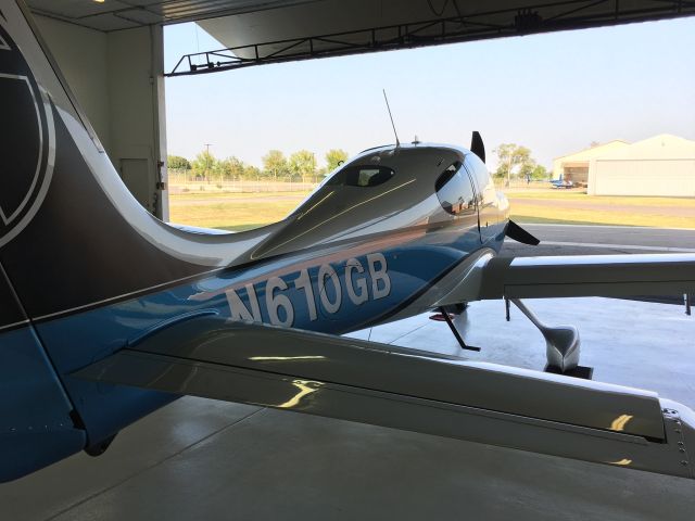 Cirrus SR22 Turbo (N610GB)