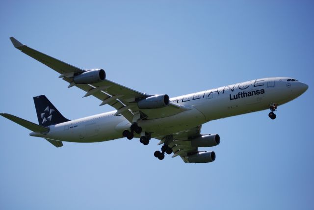 Airbus A340-300 (D-AIGC) - Lufthansa Airbus A340-300 landing on 28L at Portland International Airport.