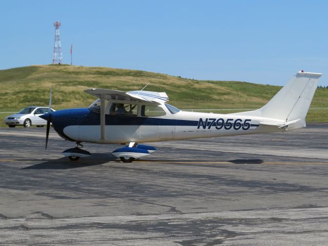 Cessna Skyhawk (N79565) - Taxiing out for departure.