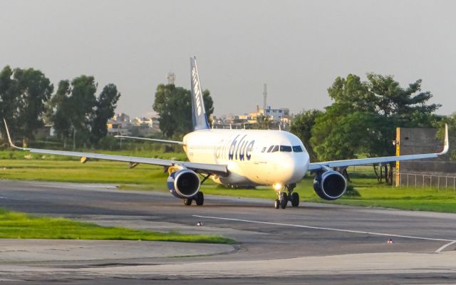 Airbus A320 (AP-EDH)