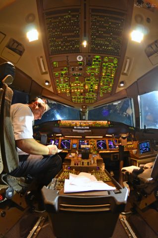 BOEING 777-200LR (N776LA) - FLIGHDECK BOING 777 DE LATAM AIRLINE