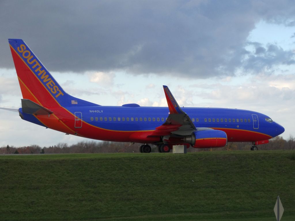 Boeing 737-700 (N440LV)