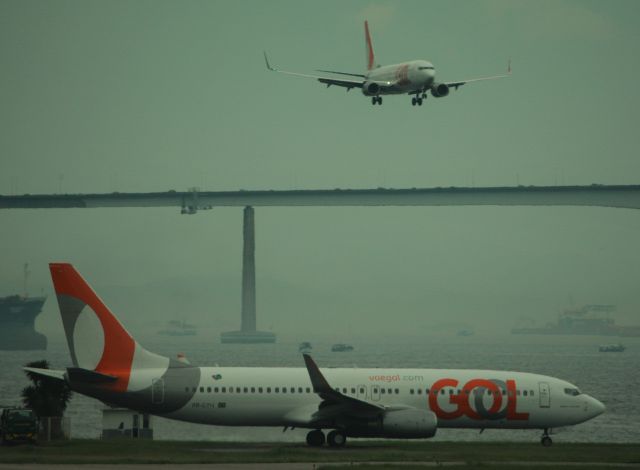 Boeing 737-800 (PR-GTN) - PR-GTN holding and PR-GXZ on final