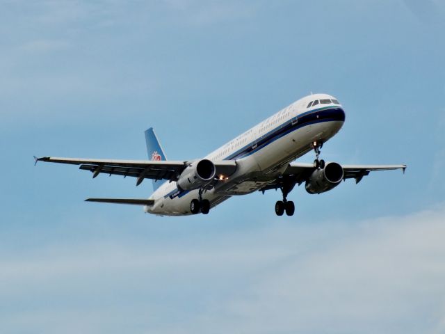 Airbus A321 (B-18210)