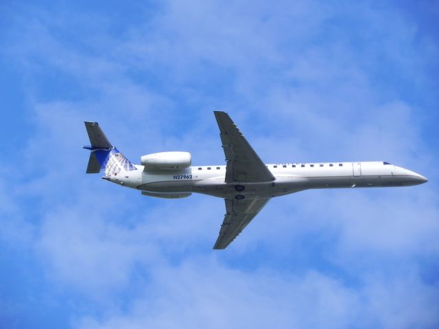 Embraer ERJ-145 (N27962) - A United Express Embraer 145 takes off from Albany International.