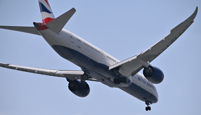 Boeing 787-8 (G-ZBKI) - 27.Apr.2025br /Landing at RWY22(B).br /The photo was taken at Jonanjima Seaside Park.