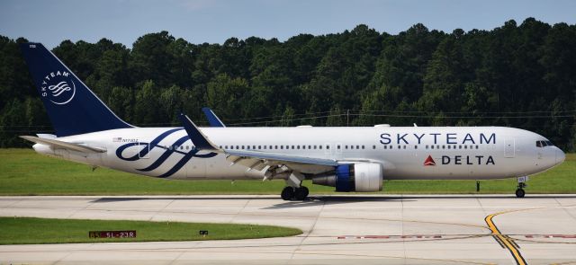 BOEING 767-300 (N175DZ) - Da-da-DUM! SkyTeam is here! DL231 arriving from CDG in the glorious SkyTeam livery, 10/1/18.