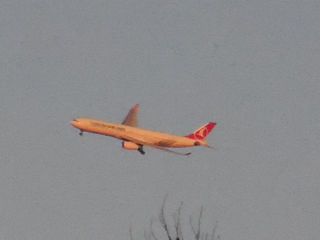 Airbus A330-300 (UNKNOWN) - During high speed winds, ALL Arrivals were redirected to land at IADs parrel runway, this causes chaos (in the good way) for me, i got a ton of footage and it is under the works of becoming a full video on my YouTube Channel (Vincent PLanespotting) (Subscribe Please) it lasted for two and a half hours, i mean im 11 so yeah :D i first noticed when i waited for my friends to spot me in the playground when i saw Etihad doing a FULL OVERHEAD PASS before doing its big turn! and thats when i knew, something was up! it turns out All Aircraft coming from the top, instead of flying --->, they had to do it to the <---!!!! this caused an unforegtable moment!