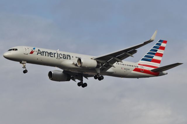 Boeing 757-200 (N202UW)
