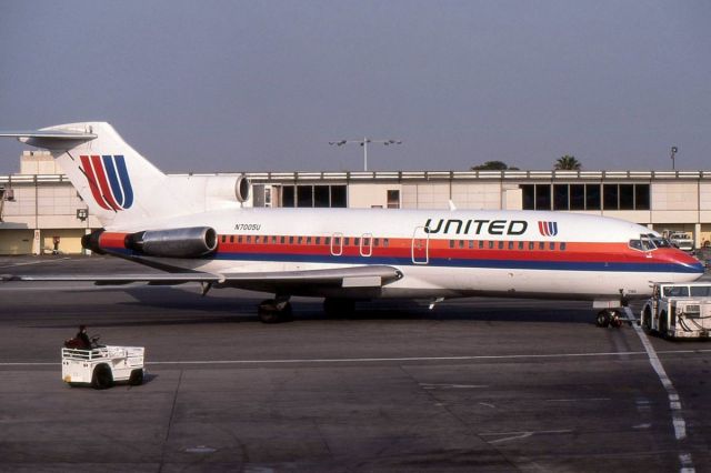 Boeing 727-100 (N7005U) - Boeing 727-22 N7005U of United Airlines at LAX on April 17th 1990.