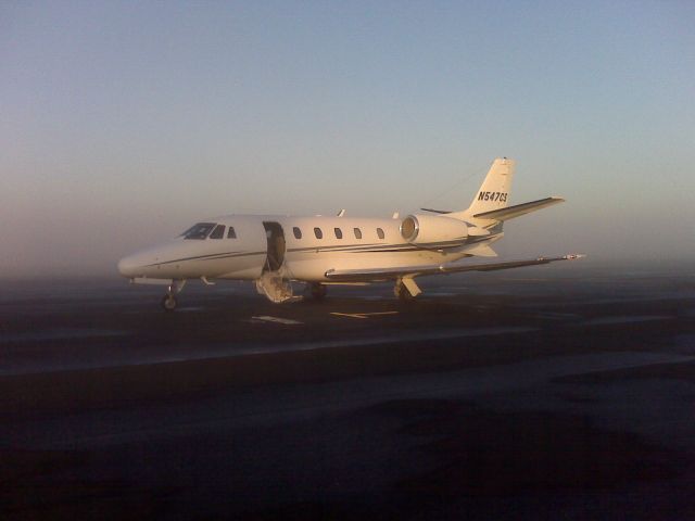 FIV547 — - Early morning in Lincoln, CA with the airport below mins for T/O.