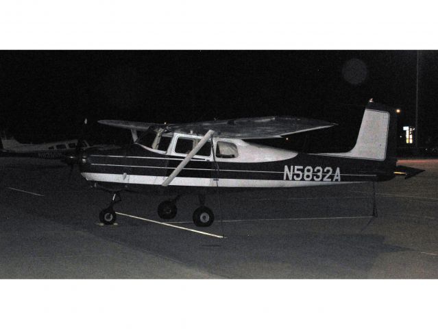 Cessna Skyhawk (N5832A)