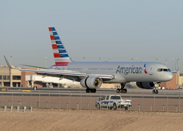 Boeing 757-200 (N205UW)