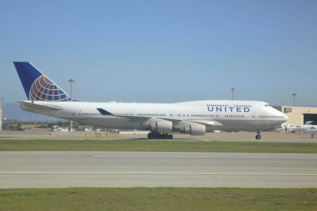 Boeing 747-400 (N128UA)