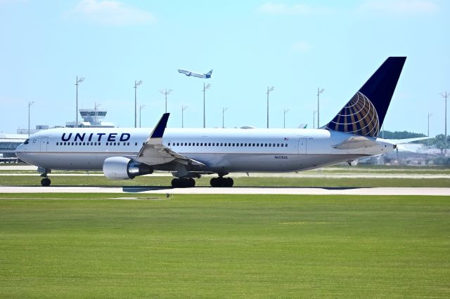 BOEING 767-300 (N652UA)