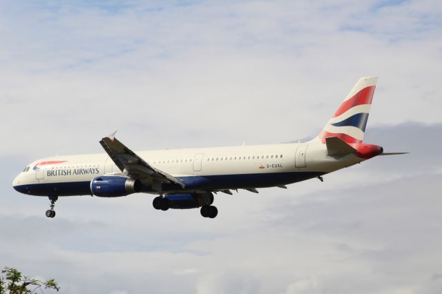 Airbus A321 (G-EUXL) - Airline: British Airwaysbr /Plane: A321br /Location: LHR (Myrtle Avenue)br /Date: 04.09.22 (dd/mm/yy)