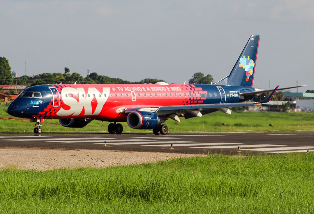 EMBRAER 195 (PR-AUQ) - PR-AUQ - Embraer E195AR  (Azul Linhas Aereas (Sky Livery))