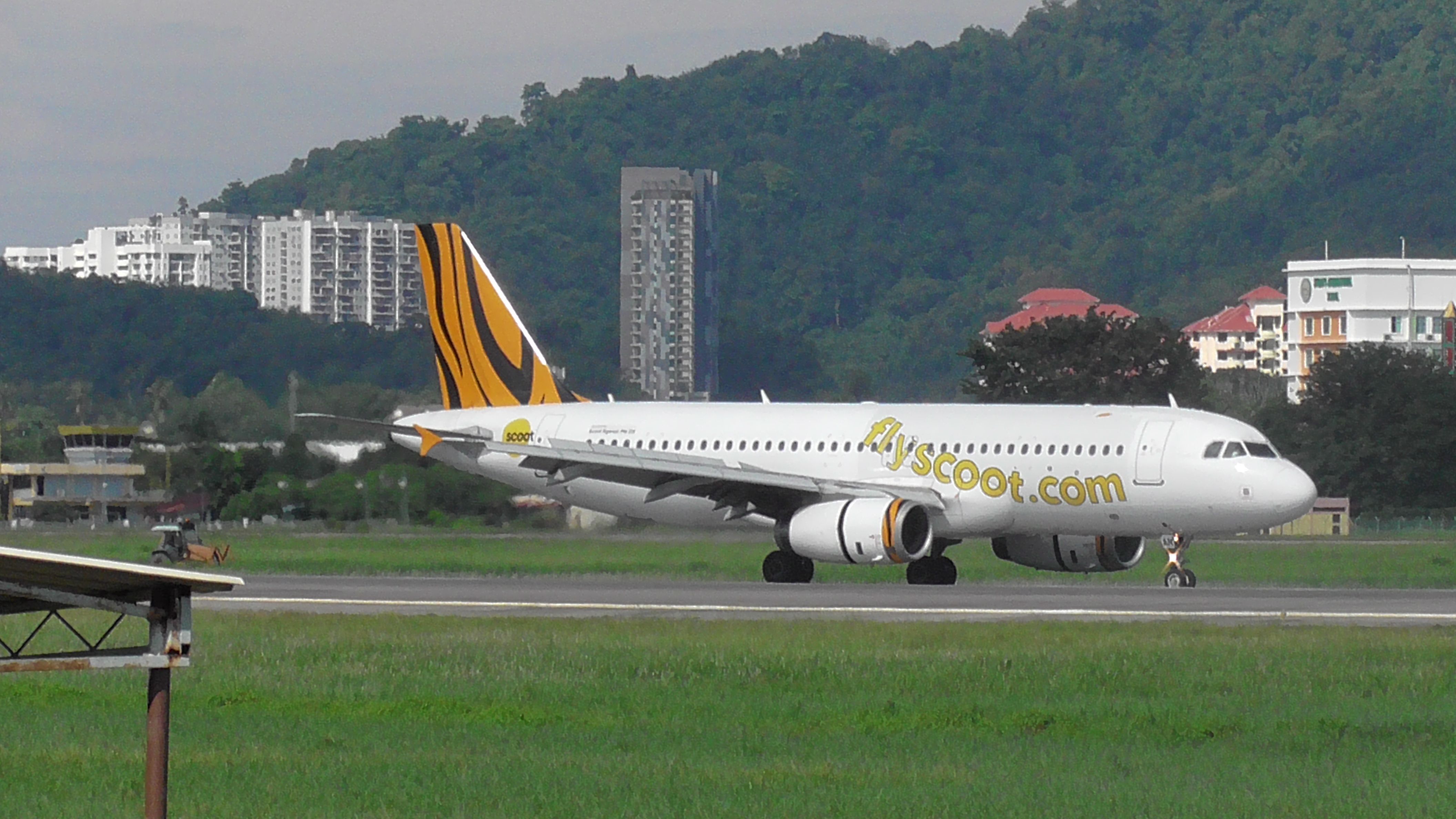 Airbus A320 (9V-TAN)