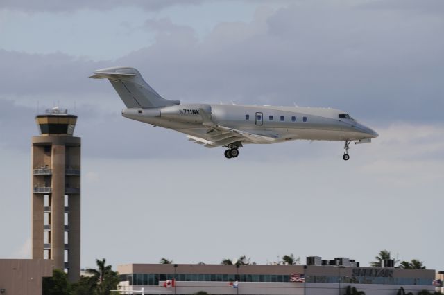 Bombardier Challenger 300 (N711NK)