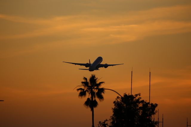 BOEING 777-300ER (B-2046)