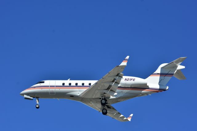 Bombardier Challenger 300 (N21FE)