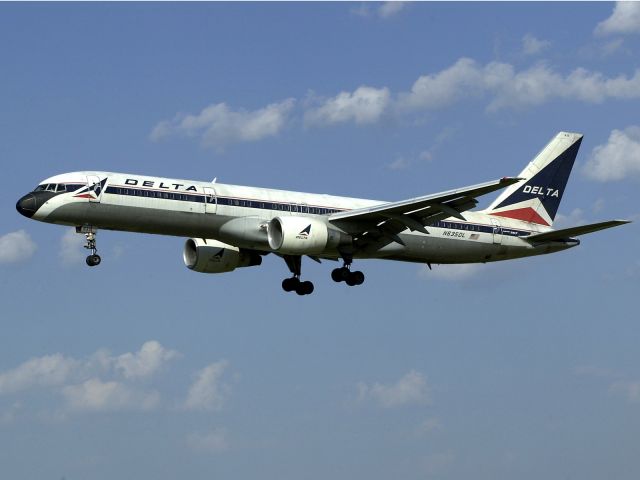 Boeing 757-200 (N635DL) - Landing at BWI runway 33L