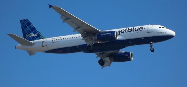 Airbus A320 (N529JB) - JetBlue A320 landing 22L in Boston, MA.