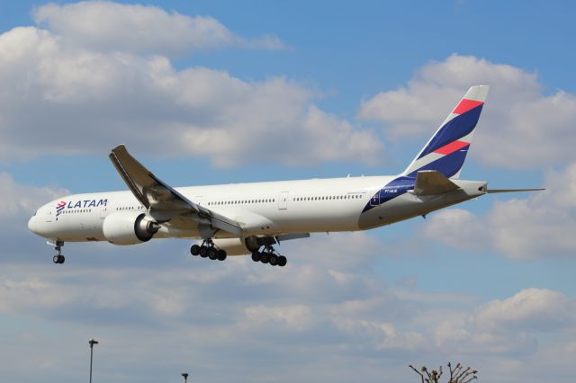 BOEING 777-300ER (PT-MUE) - Airline: LATAM Brasilbr /Plane: B777-300ERbr /Location: LHR (London Heathrow Airport)br /Date: 26.08.22 (dd/mm/yy)