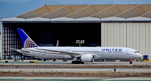 Boeing 787-9 Dreamliner (N27964) - N27964 United Airlines Boeing 787-9 Dreamliner s/n 37813 - Los Angeles International Airport (IATA: LAX, ICAO: KLAX, FAA LID: LAX)br /Photo: TDelCorobr /September 3, 2017