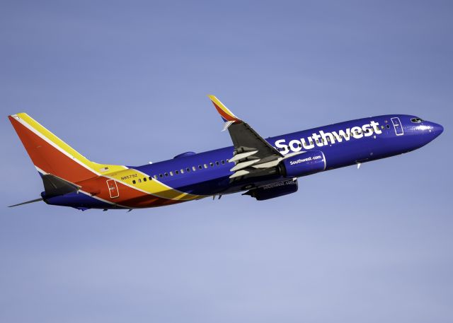 Boeing 737-800 (N8579Z)
