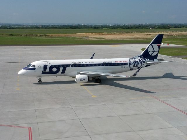 EMBRAER 175 (long wing) (SP-LIL) - SP-LIL taken from the RZE observation deck.