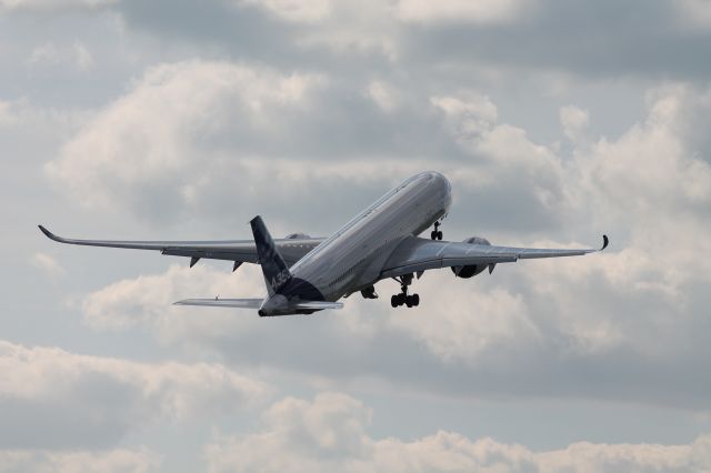 Airbus A350-900 (F-WZGG) - This Airbus A350-900 XWB was in Kemble Airport on test flights. These pictures were of its departure back home. Stood with a clear view of the runway.