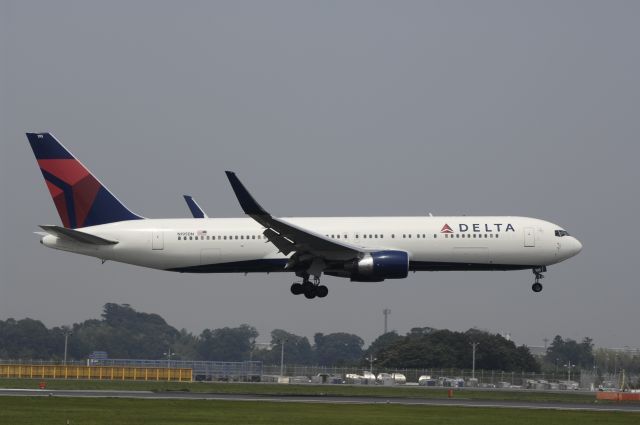 BOEING 767-300 (N195DN) - Final Approach to Narita Intl Airport Rwy16L on 2013/07/10