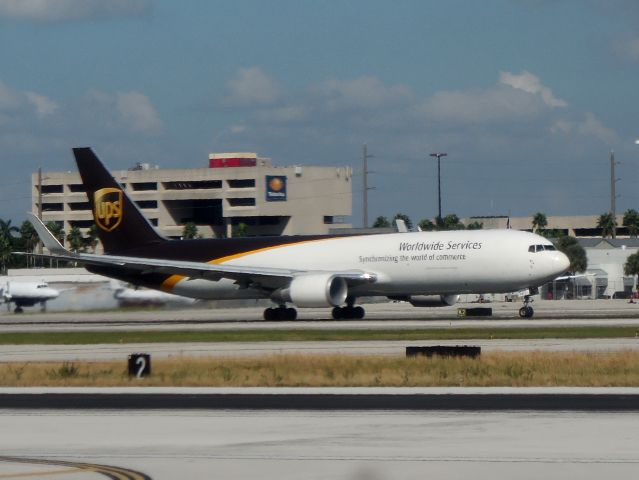 BOEING 767-300 (N312UP)