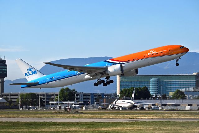 BOEING 777-300 (PH-BVA)