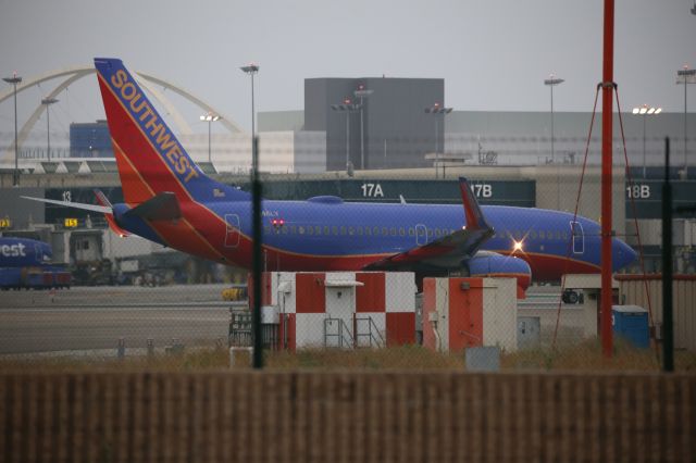 Boeing 737-700 (N246LV)