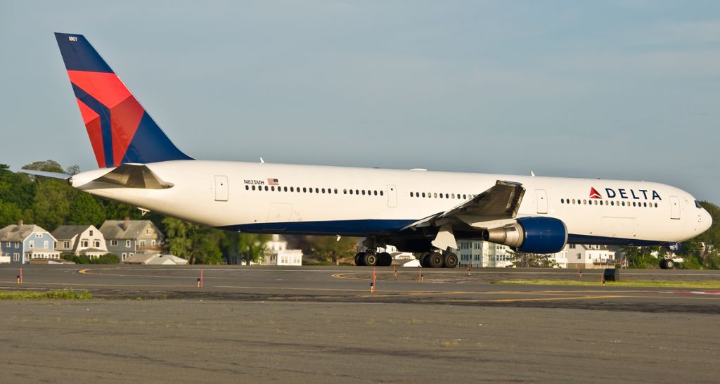 BOEING 767-400 (N825MH) - Line up and wait on 22L on FlightAware.Com !