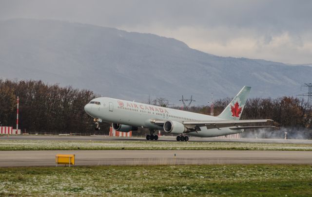 BOEING 767-300 (C-FCAE)