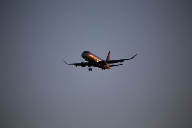 EMBRAER 175 (long wing) (N271SY)