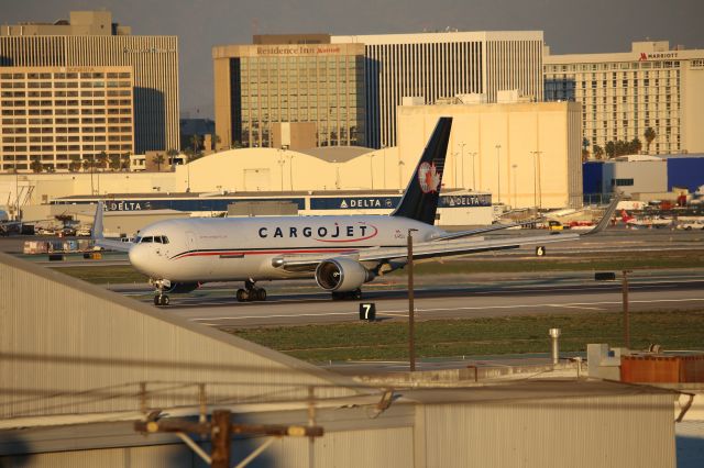 BOEING 767-300 (C-FCCJ)