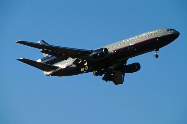 McDonnell Douglas DC-10 (N1854U) - Final Approach to Narita Intl Airport Rwy34L on 1996/10/27