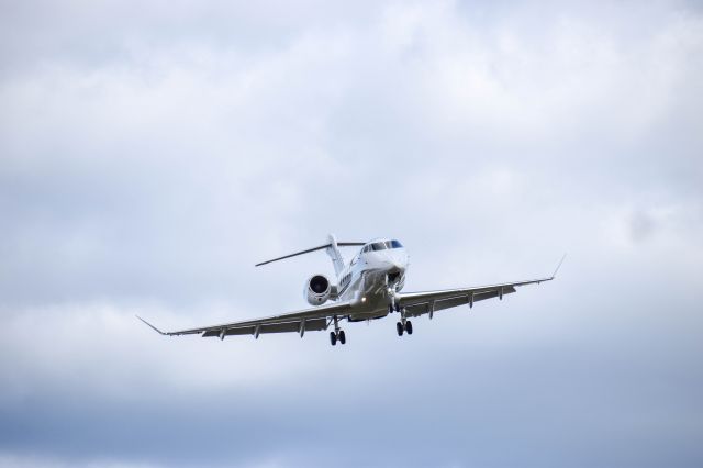 Bombardier Challenger 300 (N755QS) - NetJets CL350 on a gusty approach to Runway 34 at HPN on 05/27/22