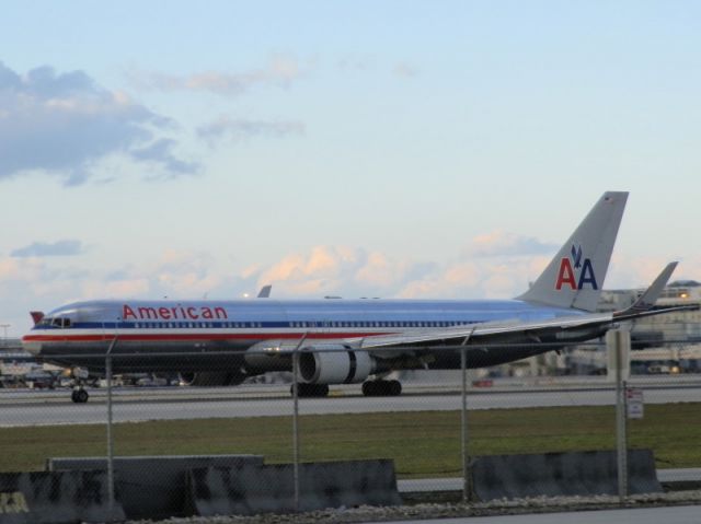 BOEING 767-300 (N370AA)