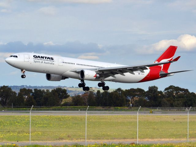 Airbus A330-300 (VH-QPJ) - On short finals for runway 05. Thursday 12th July 2012.