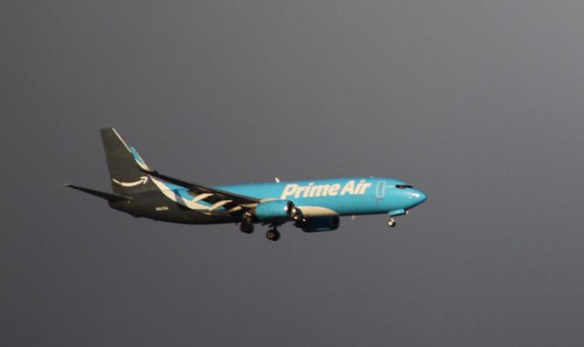 Boeing 737-700 (N549A) - I was at the University of Alaska Fairbanks photographing airplanes coming in to land and this was one I wanted to photograph for a long time. Amazon flight from Portland, OR to Fairbanks, AK