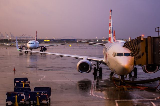 Boeing 737-800 (N882AN)