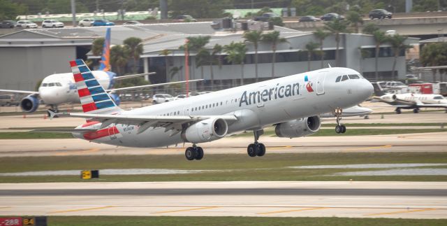 Airbus A321 (N536UW) - American Airlines A321 takeoff from RWY 10L