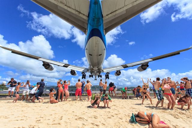 Boeing 747-400 (PH-BFL) - landing sxm