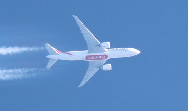 Boeing 777-200 (A6-EFO) - A6-EFO Boeing B-777 Emirates EK9989 de Amsterdam AMS. vers Columbus LCK Altitude 10973 Mètres Vitesse 878 Km/H Survolant la ville de Lavaltrie QC. le 02-10-2023 à16:04